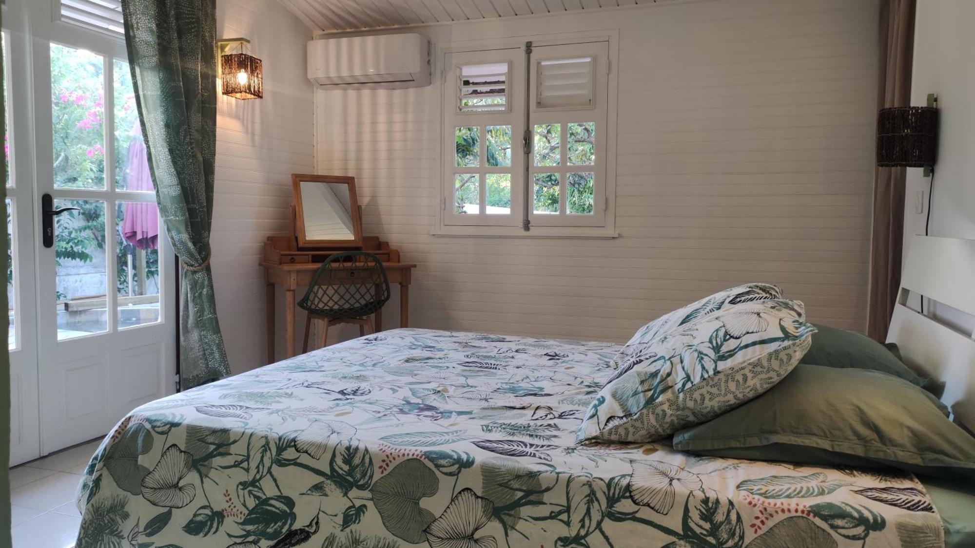 Les Coulirooms - Suite Avec Jacuzzi Et Grande Terrasse Sainte-Anne  Extérieur photo